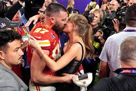 SHOCKING SIGHTING: Taylor Swift and Travis Kelce Step Out in Matching Outfits for Romantic Florida Dinner Date — Fans Go Wild Over Hand-Holding Moment That Says It All!